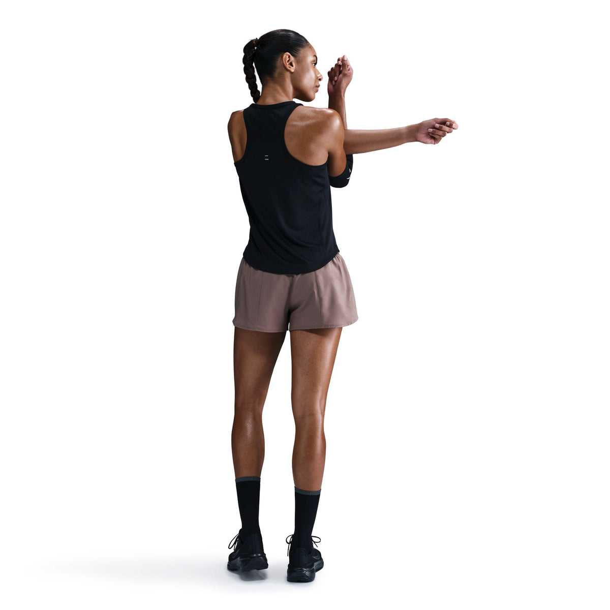 Find your rhythm in this slim-fitting Tempo tank top. Sleek, sweat-wicking fabric helps you stay dry while large mesh panels under the arms deliver ventilation with every stride.
