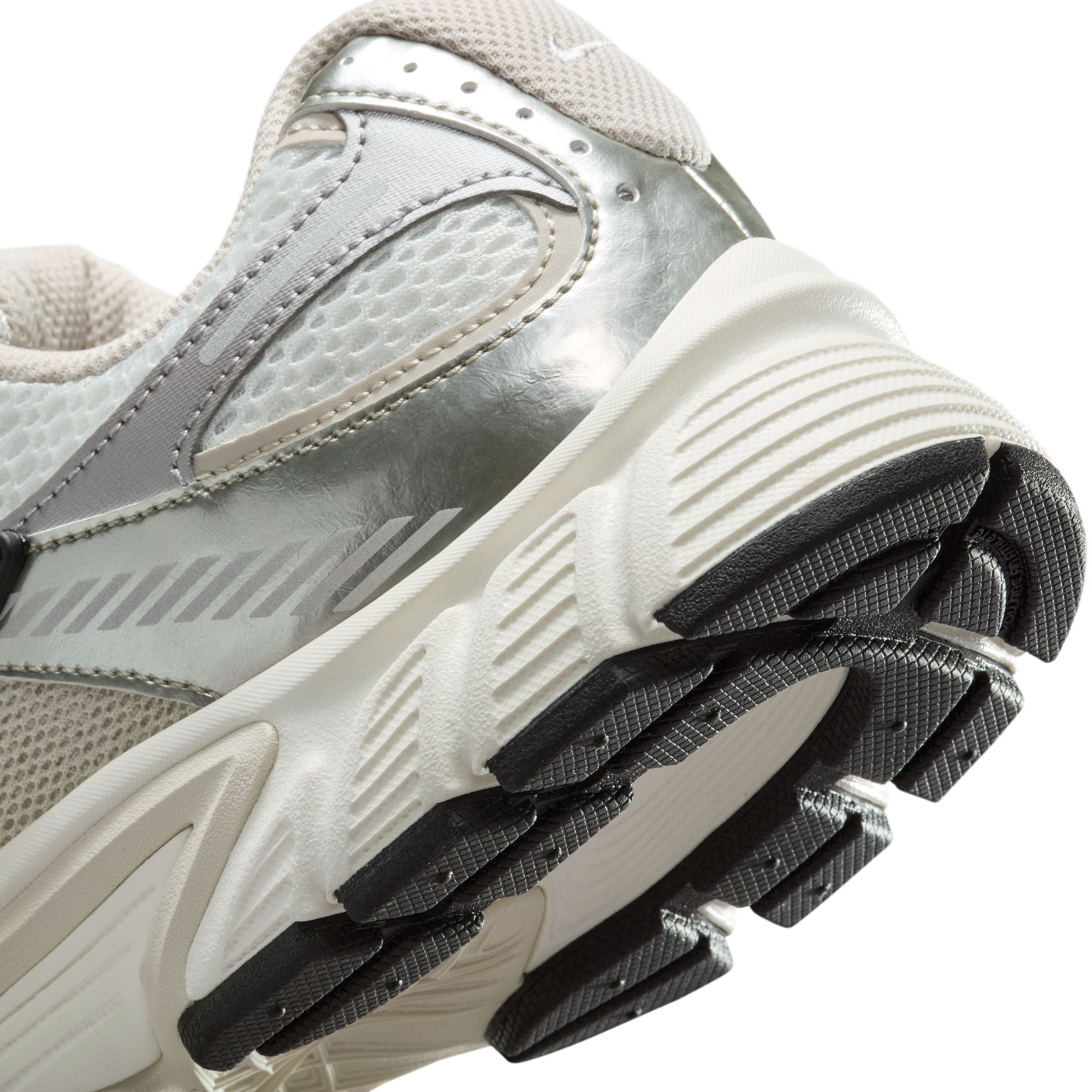 Tackle the everyday in a shoe that matches comfort with style. Staying true to its Y2K roots, the V5 RNR has a foam midsole that's chunky yet lightweight. Plus, metallic details and a 3D Swoosh logo elevate this retro runner.