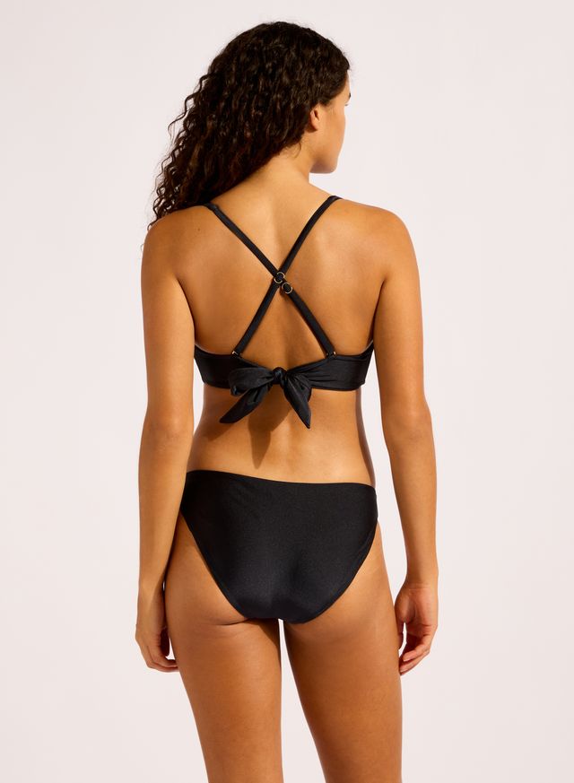 Removable Cups For Shape And Support
Adjustable & Convertible Straps For Fit Versatility
Tie Back For Fit Versatility
