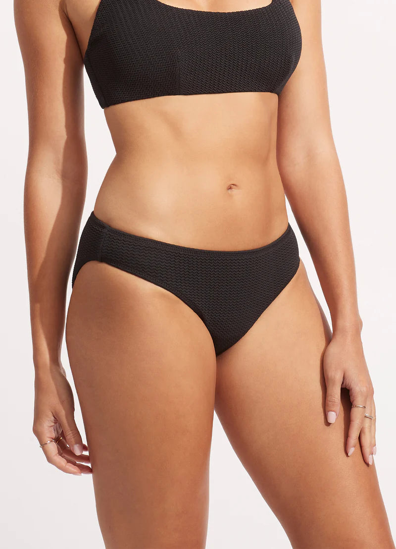 Low Rise Pant
Regular Pant Coverage
Soft Edges For Comfort
Fabric: 95% Nylon / 5%Elastane