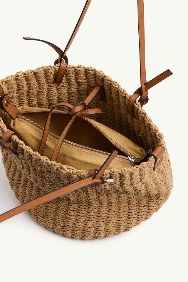 PU strap contrast
PU ties closure
Side PU tab
Removable internal pouch with zipper closure
Logo hardware pin
Internal lining