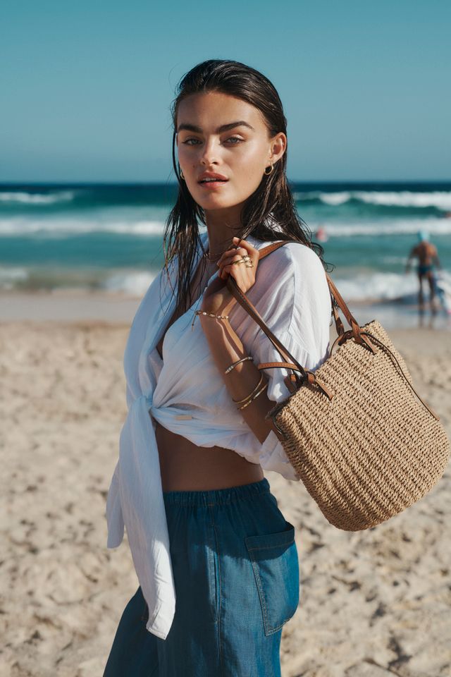 PU strap contrast
PU ties closure
Side PU tab
Removable internal pouch with zipper closure
Logo hardware pin
Internal lining