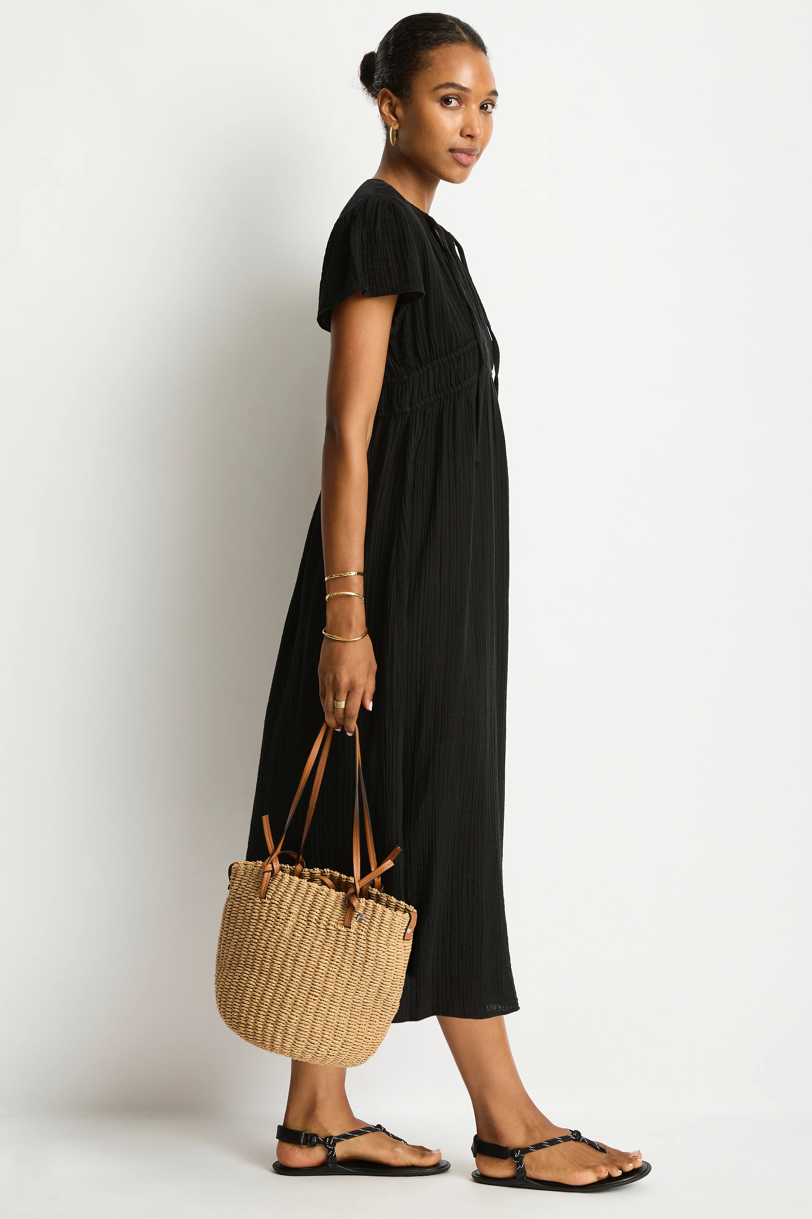 PU strap contrast
PU ties closure
Side PU tab
Removable internal pouch with zipper closure
Logo hardware pin
Internal lining