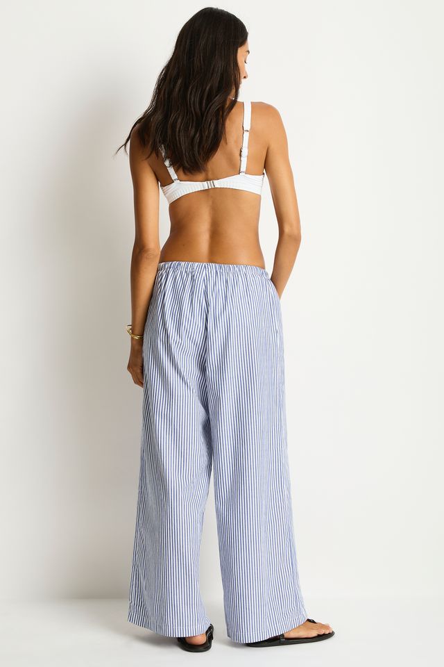 Side & back pockets
Wide leg pant
Drawstring cord & elastic waist
Contrast top stitching detail