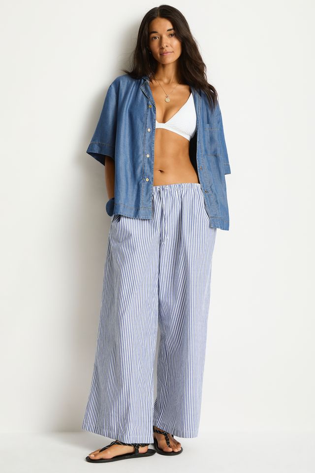 Side & back pockets
Wide leg pant
Drawstring cord & elastic waist
Contrast top stitching detail
