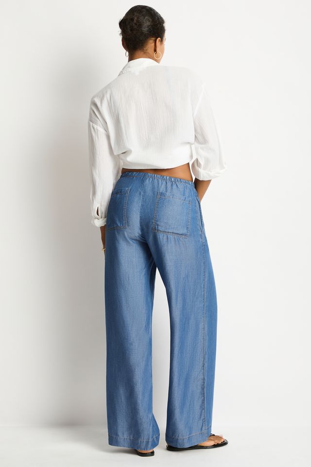 Side and back pockets
Wide leg pant
Drawstring cord and elastic waist
Contrast top stitching detail