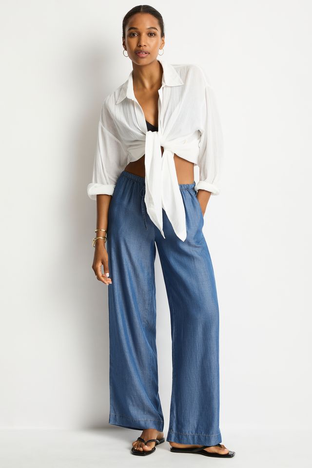 Side and back pockets
Wide leg pant
Drawstring cord and elastic waist
Contrast top stitching detail