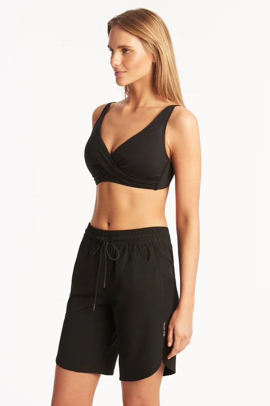 4 way stretch Signature trims Elasticated waistband with drawcord Internal mesh front pocket