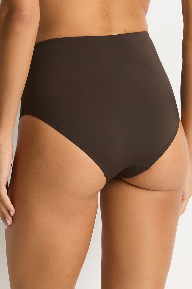 High waisted
Moderate bottom coverage
Gathered side detail
Powermesh lining for front & back support