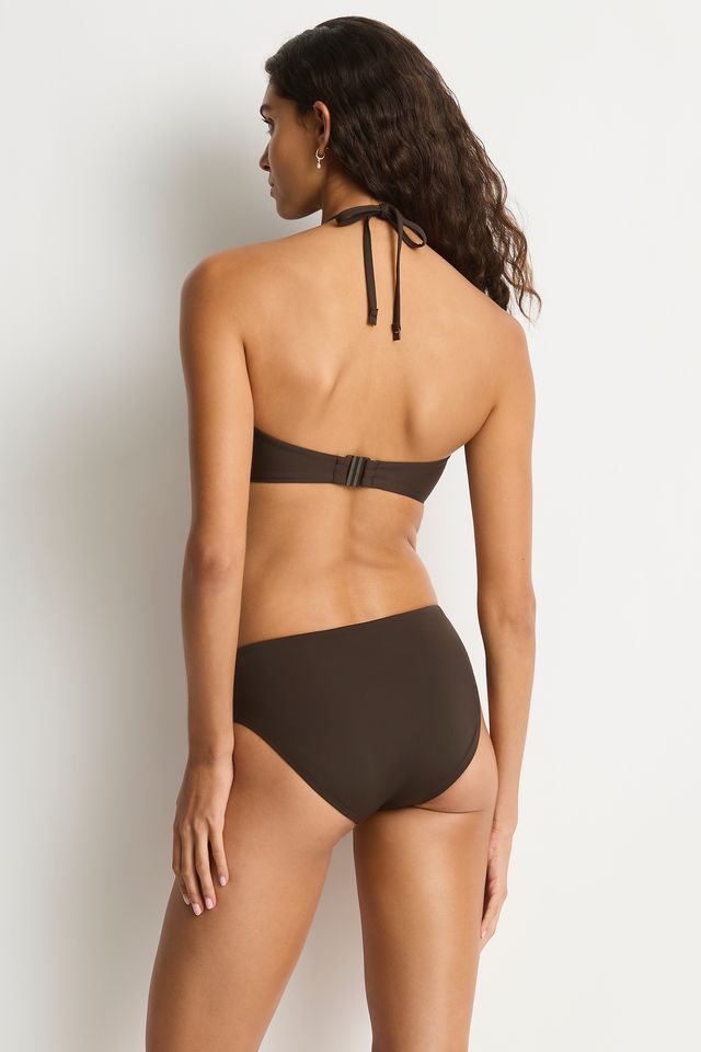 Multifit bust - fits an A to DD cup
U Bar centre bust detail
Removable soft cups - remove cups to give more depth if you have a larger bust
Hidden underwire
Gripper tape side boning for shape & side support
Butterfly back clip
Multi wear fixed halter straps
Powermesh lining for front & back support