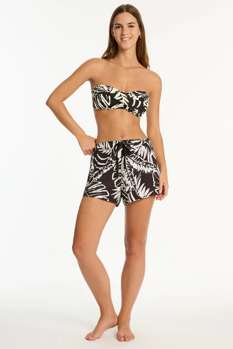 Jungle Book, with its hand-painted brushstrokes and bold palette, is the season’s chic resort update and the ultimate foundation for your swim wardrobe.
4 way stretch
Elasticated waistband with a drawcord