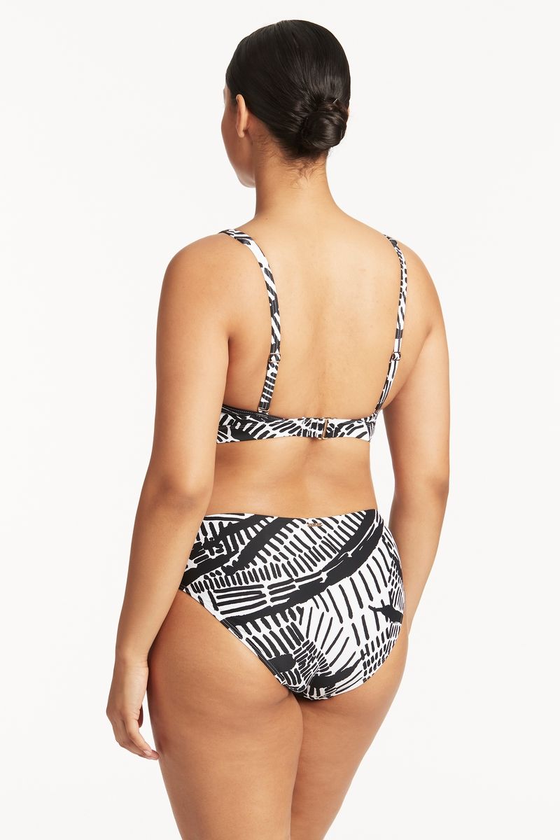 Pampas is Sea Level's nature-themed take on graphic lines and bold stripes. Our Pampas swim collection is made with Eco recycled shell, internal linings and power mesh. Each swim suit contains over 70% recycled materials. Mid rise waist Powermesh lining for front & back support Fabric Composition: 85% Recycled Nylon, 15% Elastane