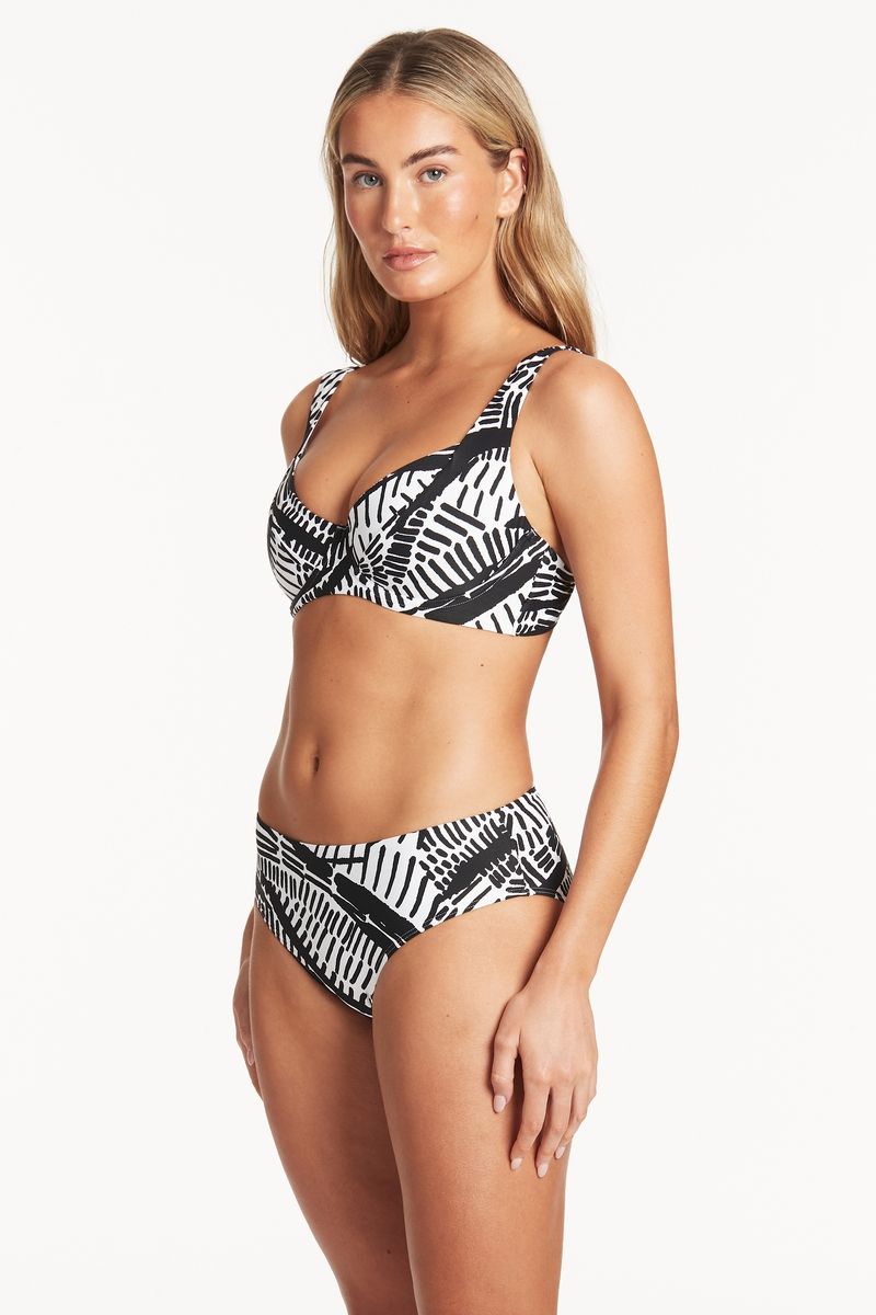 Pampas is Sea Level's nature-themed take on graphic lines and bold stripes. Our Pampas swim collection is made with Eco recycled shell, internal linings and power mesh. Each swim suit contains over 70% recycled materials. Mid rise waist Powermesh lining for front & back support Fabric Composition: 85% Recycled Nylon, 15% Elastane