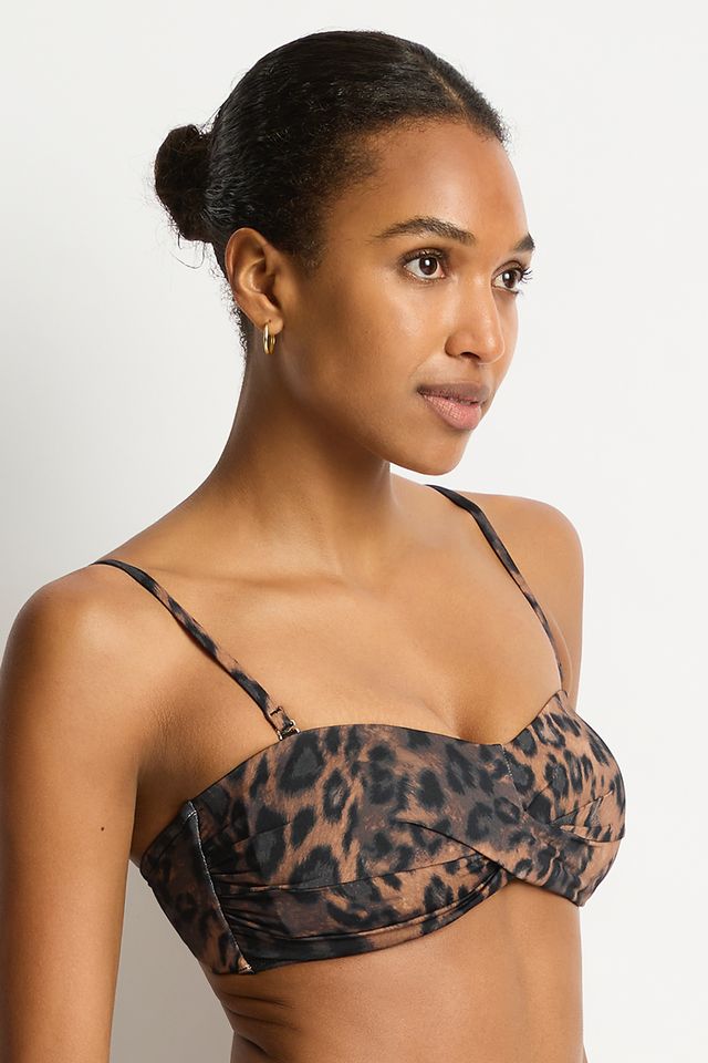 Best suited for cups A to DD
Fixed soft cup support
Gripper tape
Butterfly back clip
Adjustable & removable straps - adjust for comfort & to ensure the perfect fit
Side boning for shape & side support
Powermesh lining for front & back support