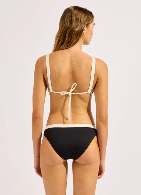 Low Rise Pant
Regular Pant Coverage
Regular Legline To Flatter The Leg
Contrast Bind