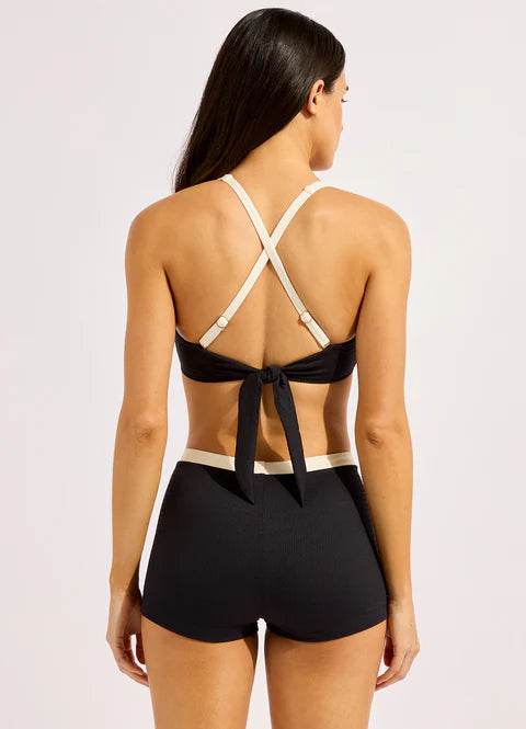 Removable Cups For Shape And Support
Side Boning For Shape Definition
Adjustable & Convertible Straps For Fit Versatility
Contrast Bind
Tie Back For Fit Versatility
Resin Look Trim Detail To Elevate Design