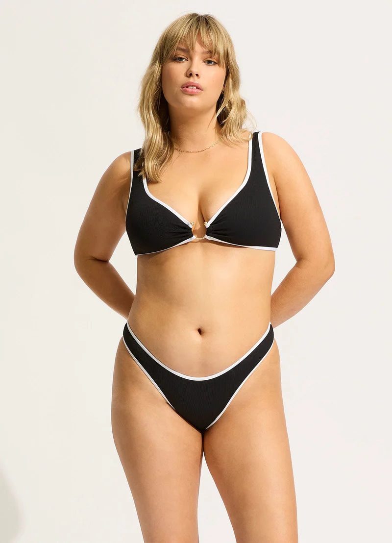 Removable Cups For Shape And Support
Ring Detail To Elevate Design
Contrast Bind
Back Clip Closure
Fabric: 75% Recycled Nylon/ 25% Elastane