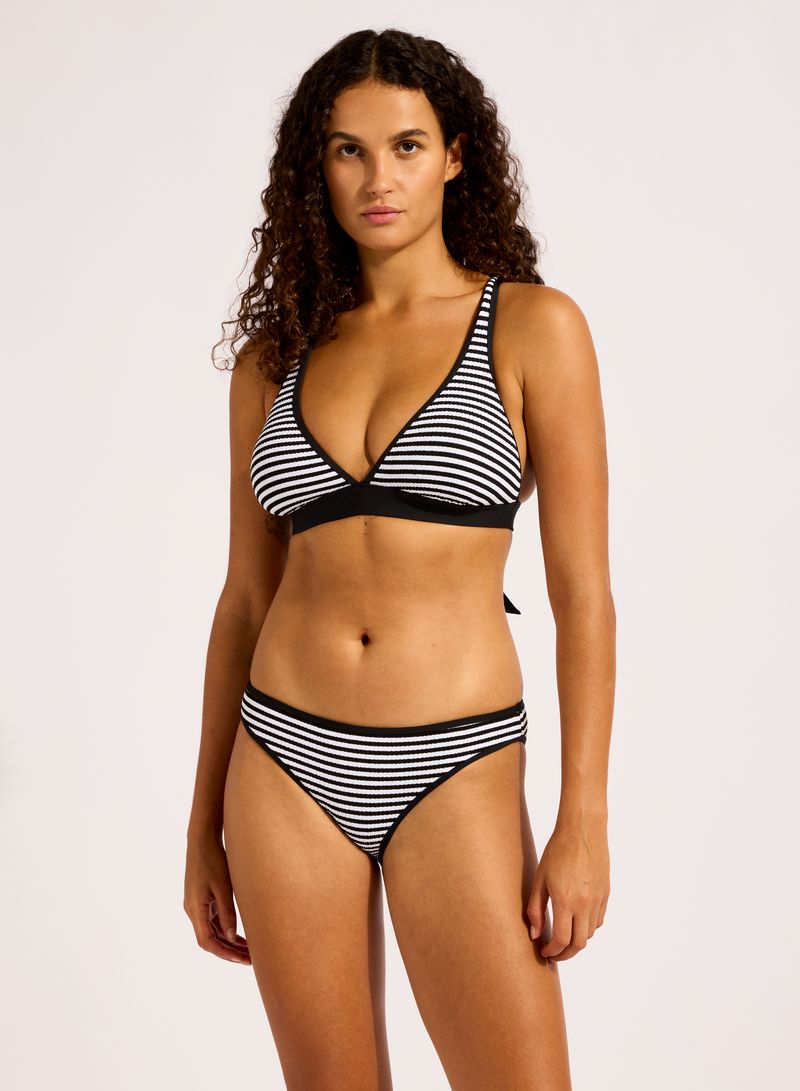 Removable Cups For Shape And Support
Adjustable & Convertible Straps For Fit Versatility
Tie Back For Fit Versatility
Soft Edges For Comfort