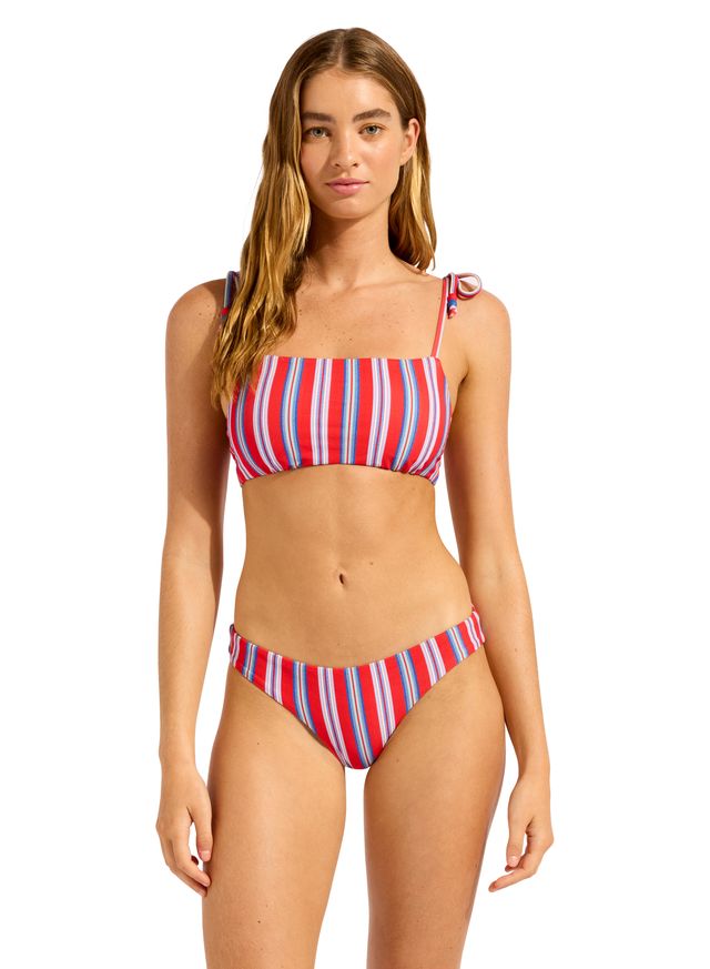 Removable Cups For Shape And Support
Tie Straps For The Perfect Fit
Back Clip Closure
Resin Look Trim Detail To Elevate Design