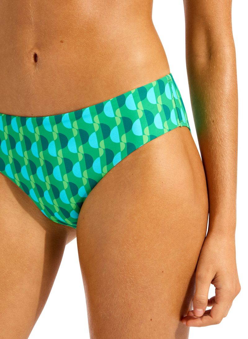 Mid rise waist
Regular legline
Medium coverage
Fully lined for modesty
Shell made from 80% Recycled Nylon / 20% Elastane