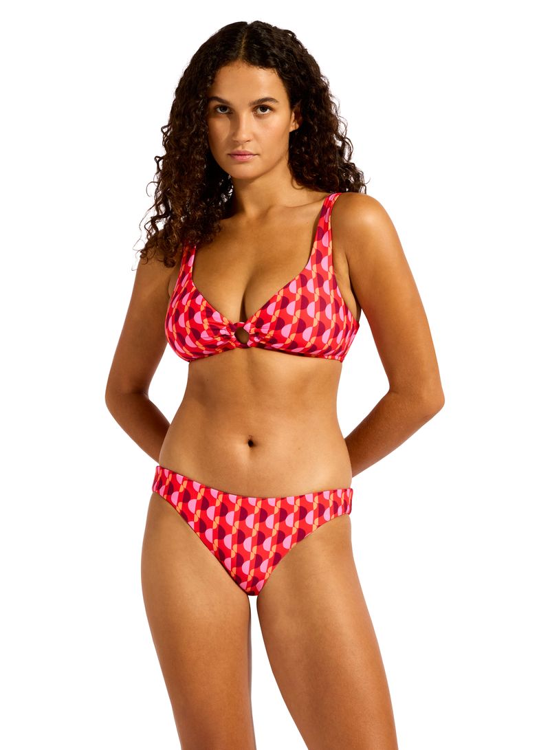 Removable Cups For Shape And Support
Ring Detail To Elevate Design
Back Clip Closure
Fabric: 80% Nylon / 20% Elastane