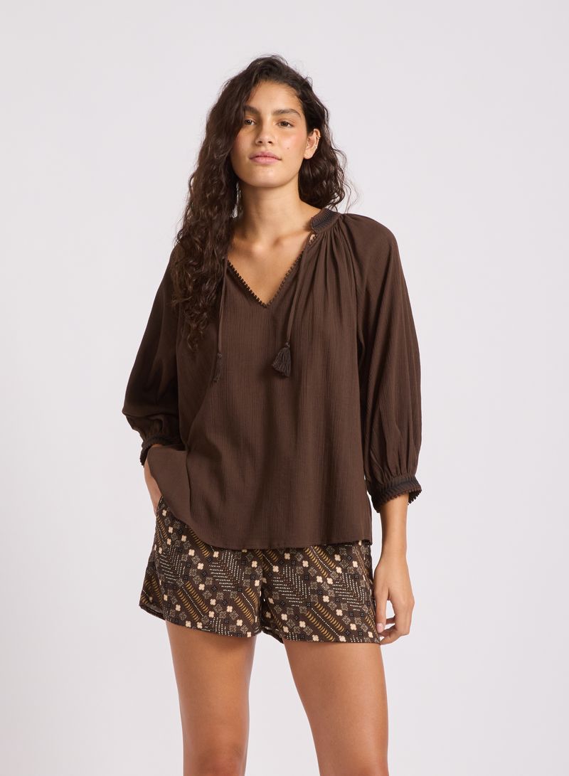 Hip length
Crew neckline
Relaxed fit
Full length sleeve
Rib cuff
Embroidered logo detail