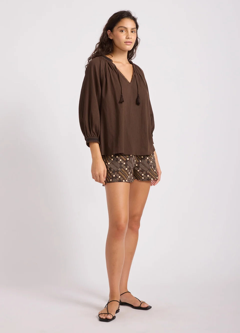 Hip length
Crew neckline
Relaxed fit
Full length sleeve
Rib cuff
Embroidered logo detail