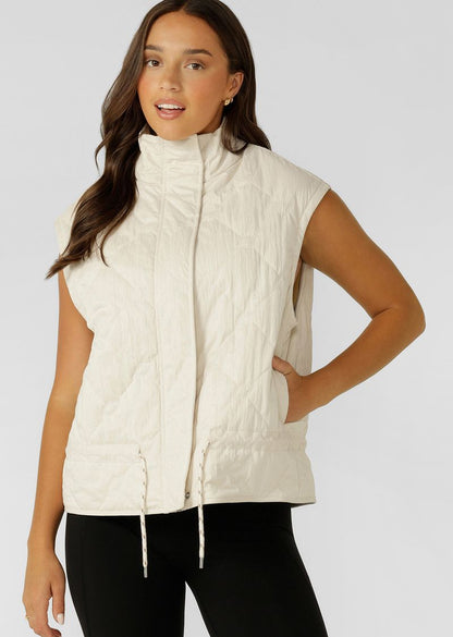 Oversized Fit with High Athletic Neckline 
Concealed Zip and Press Stud Closure
Side Pockets to Stash Your Essentials
Drawcord Adjustability at Waist to Keep in the Warmth
Premium Faux Leather Logo Patch