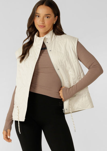 Oversized Fit with High Athletic Neckline 
Concealed Zip and Press Stud Closure
Side Pockets to Stash Your Essentials
Drawcord Adjustability at Waist to Keep in the Warmth
Premium Faux Leather Logo Patch