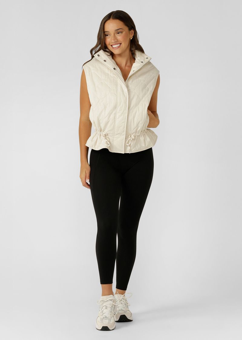 Oversized Fit with High Athletic Neckline 
Concealed Zip and Press Stud Closure
Side Pockets to Stash Your Essentials
Drawcord Adjustability at Waist to Keep in the Warmth
Premium Faux Leather Logo Patch