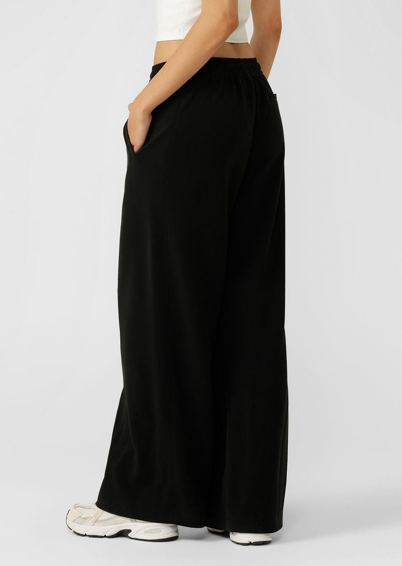  these track pants are designed with versatility and comfort in mind. With drawcord adjustability, elongating panel lines and hand pockets to stash your essentials