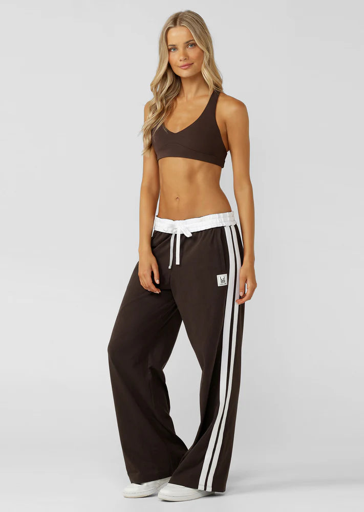 Drawcord Adjustability
Wear it Your Way - Fold-Over Waistband
Side Pockets to Stash your Essentials
Mid to Low Rise Silhouette with Contrast Taping for a Retro Sport Look