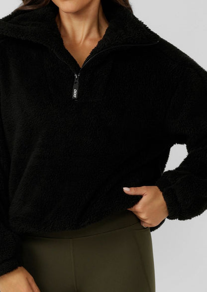 Cosy Oversized Silhouette
Elasticated Hem band and Cuffs to keep In Warmth
Side Pockets to Stash your Essentials 
1/4 Zip Closure to Moderate Your Temperature
Rubber Logo Patch