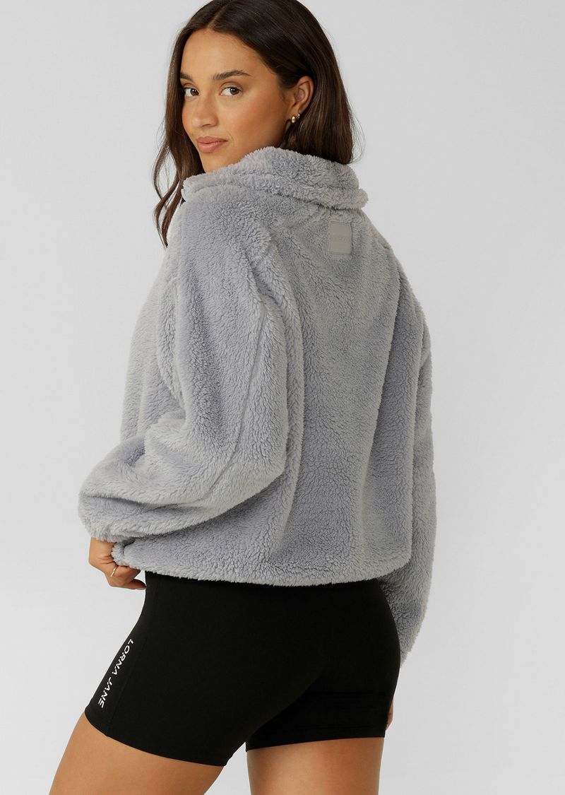 Cosy Oversized Silhouette
Elasticated Hem band and Cuffs to keep In Warmth
Side Pockets to Stash your Essentials 
1/4 Zip Closure to Moderate Your Temperature
Rubber Logo Patch