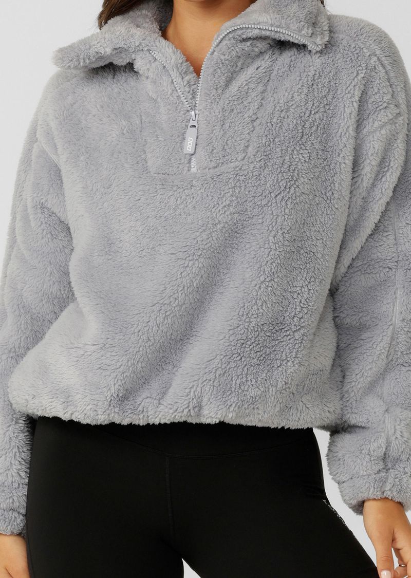 Cosy Oversized Silhouette
Elasticated Hem band and Cuffs to keep In Warmth
Side Pockets to Stash your Essentials 
1/4 Zip Closure to Moderate Your Temperature
Rubber Logo Patch