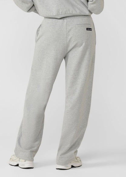 Elasticated Waistband with Drawcord Adjustability for the Perfect Fit 
Premium Trans-seasonal Cotton Terry Fabrication 
Hand Pockets and a Back Welt Pocket to Stash your Essentials 
Fashion Forward Barrel Leg Silhouette 
Woven Logo Badge 