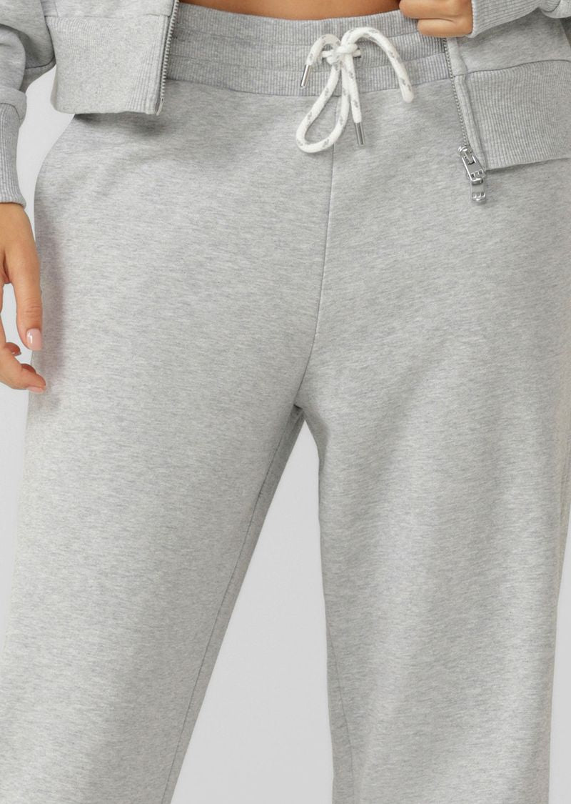 Elasticated Waistband with Drawcord Adjustability for the Perfect Fit 
Premium Trans-seasonal Cotton Terry Fabrication 
Hand Pockets and a Back Welt Pocket to Stash your Essentials 
Fashion Forward Barrel Leg Silhouette 
Woven Logo Badge 