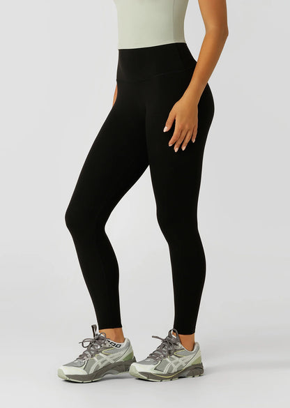 Stomach support across the waistband
Soft fold waistband
Convenient back phone pocket
No front seam for added comfort
Classic logo