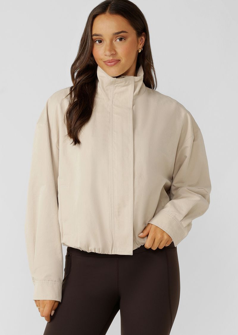 Neat Fit Bomber Inspired Silhouette with High Athletic Neckline
Concealed Zip Front Closure
Side Pockets to Stash your Essentials
Adjustable Sleeve Cuffs with Press Stud Closure to Trap in Warmth 
Premium Patch Logo