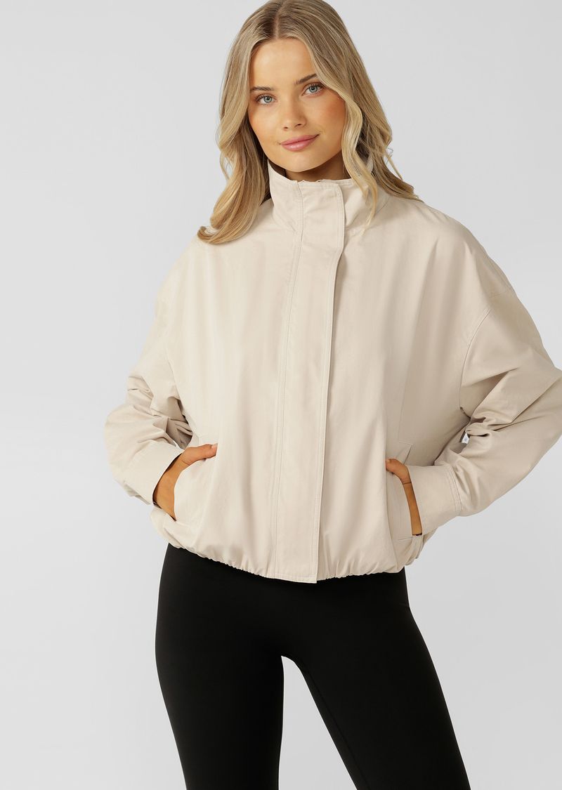 Neat Fit Bomber Inspired Silhouette with High Athletic Neckline
Concealed Zip Front Closure
Side Pockets to Stash your Essentials
Adjustable Sleeve Cuffs with Press Stud Closure to Trap in Warmth 
Premium Patch Logo