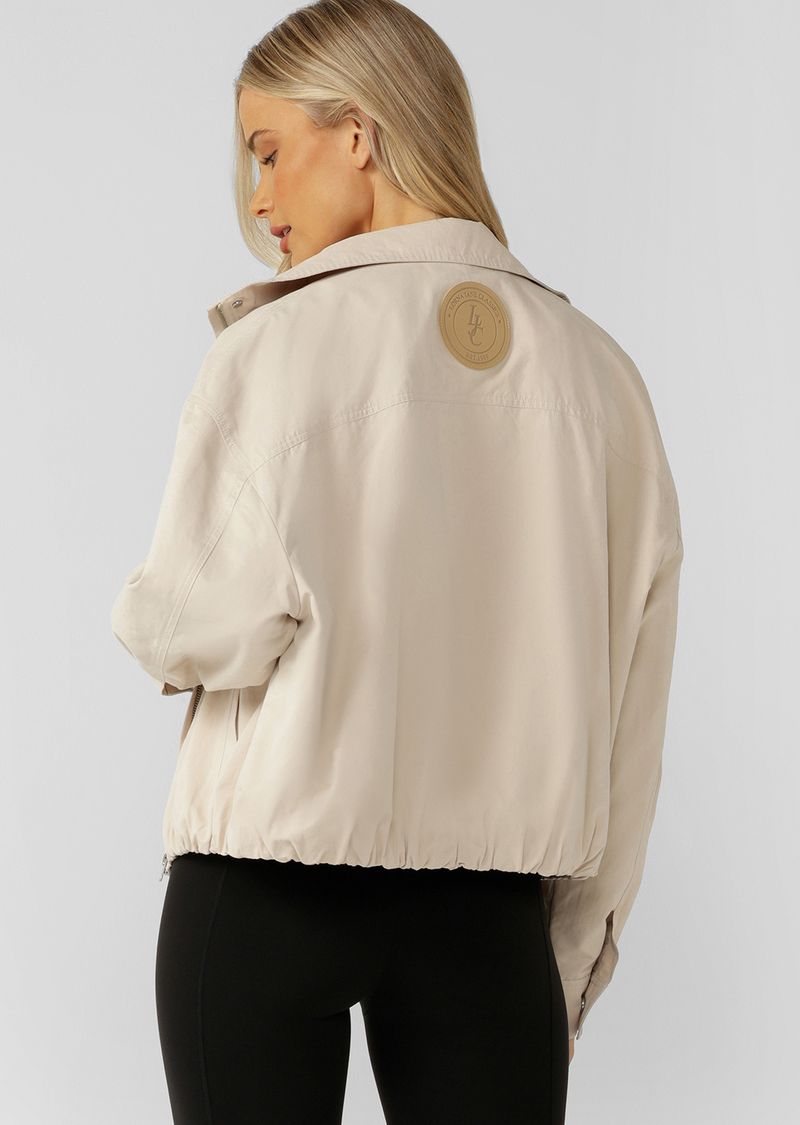 Neat Fit Bomber Inspired Silhouette with High Athletic Neckline
Concealed Zip Front Closure
Side Pockets to Stash your Essentials
Adjustable Sleeve Cuffs with Press Stud Closure to Trap in Warmth 
Premium Patch Logo