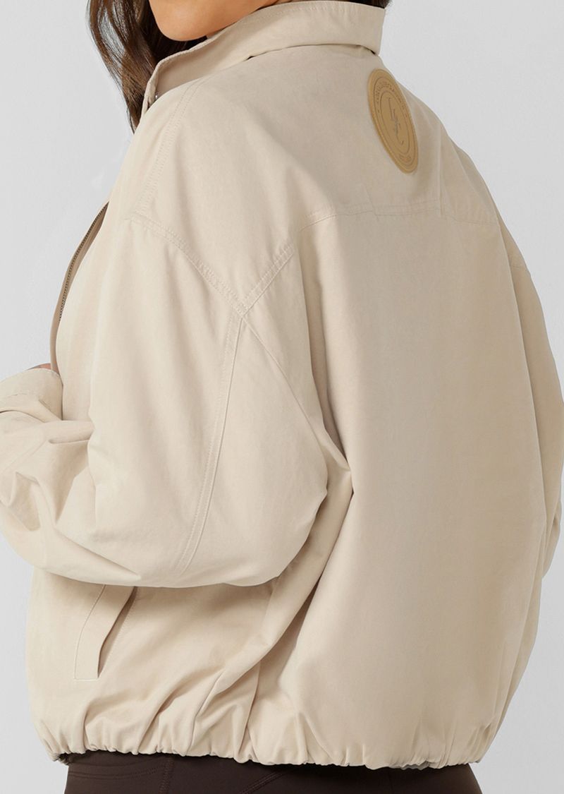 Neat Fit Bomber Inspired Silhouette with High Athletic Neckline
Concealed Zip Front Closure
Side Pockets to Stash your Essentials
Adjustable Sleeve Cuffs with Press Stud Closure to Trap in Warmth 
Premium Patch Logo