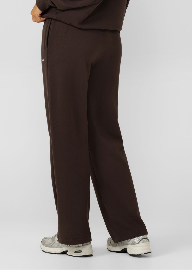 Versatile Relaxed Fit Straight Leg Silhouette
Elasticated waistband with Internal Drawcord for the Perfect Fit
Elevated Logo Embroidery
Side pockets to stash your Essentials