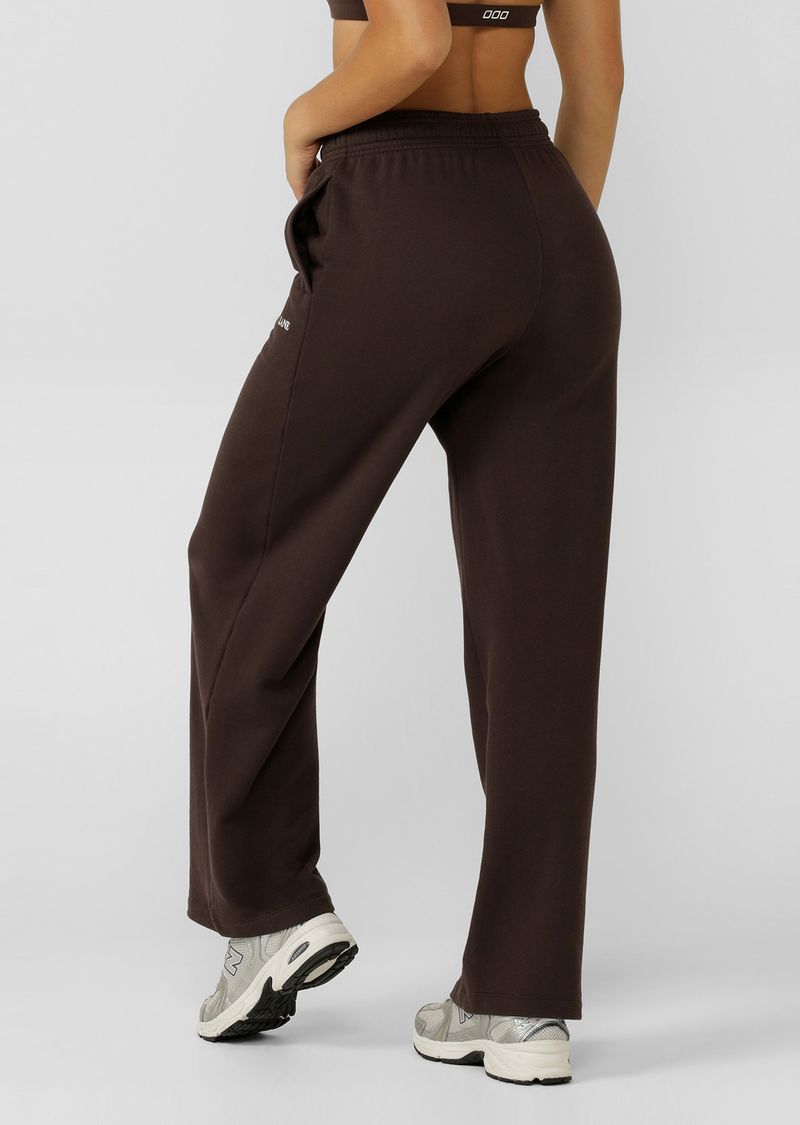 Versatile Relaxed Fit Straight Leg Silhouette
Elasticated waistband with Internal Drawcord for the Perfect Fit
Elevated Logo Embroidery
Side pockets to stash your Essentials
