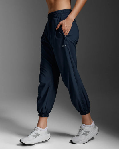 Loose roomy jogger
Lightweight stretch woven
Hi-Rise elastic waistband with internal drawcord
Secure side pockets, one with patch pocket
Ultra lightweight grid woven at back yoke for ventilation
Ankle zips help adjust level of cooling and for easier removal over shoes
Reflective logos and trims