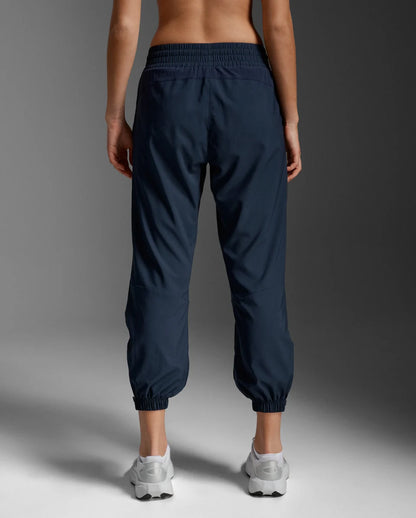 Loose roomy jogger
Lightweight stretch woven
Hi-Rise elastic waistband with internal drawcord
Secure side pockets, one with patch pocket
Ultra lightweight grid woven at back yoke for ventilation
Ankle zips help adjust level of cooling and for easier removal over shoes
Reflective logos and trims