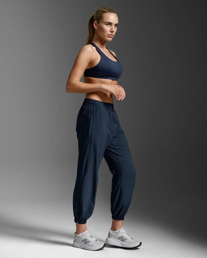 Loose roomy jogger
Lightweight stretch woven
Hi-Rise elastic waistband with internal drawcord
Secure side pockets, one with patch pocket
Ultra lightweight grid woven at back yoke for ventilation
Ankle zips help adjust level of cooling and for easier removal over shoes
Reflective logos and trims