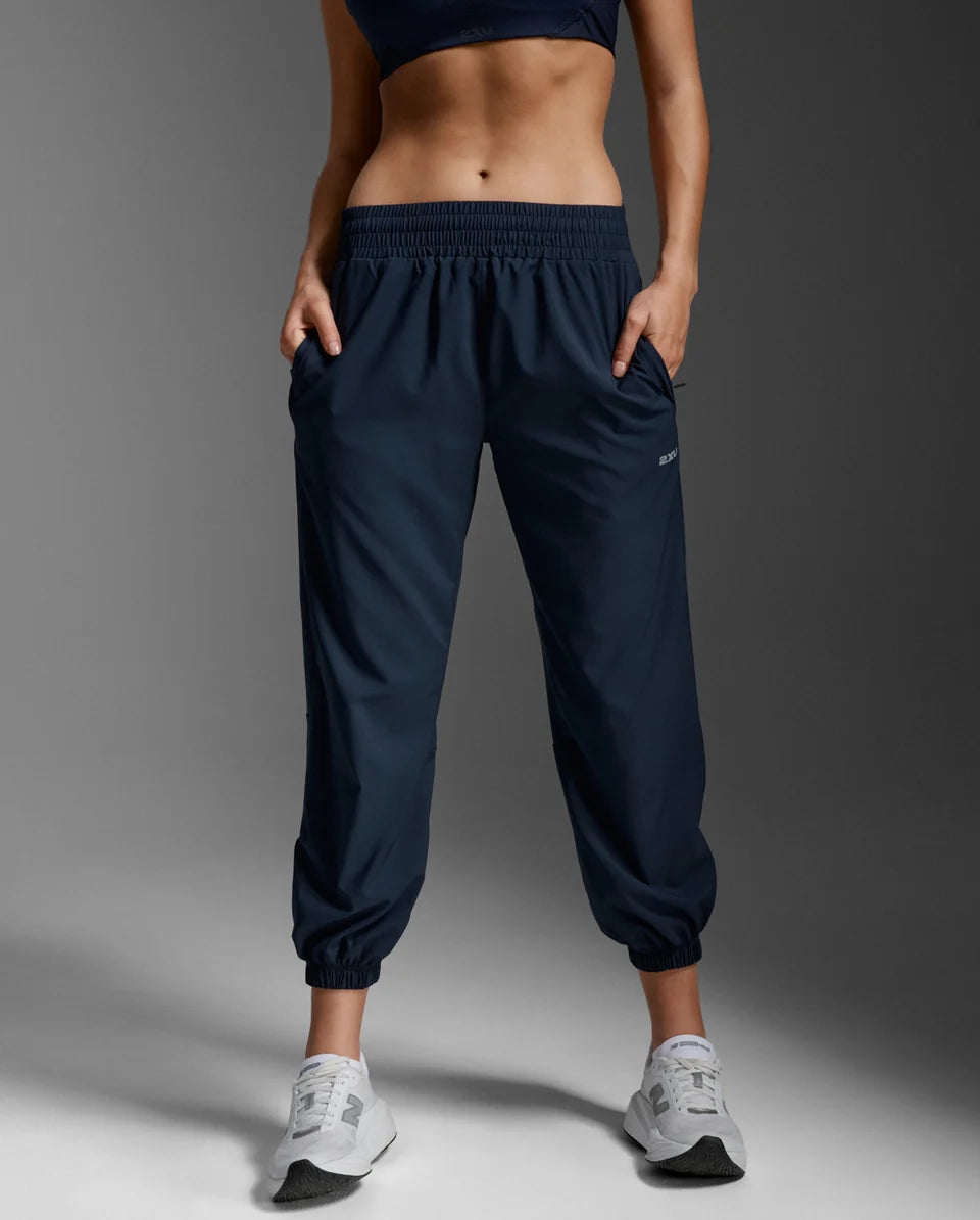 Loose roomy jogger
Lightweight stretch woven
Hi-Rise elastic waistband with internal drawcord
Secure side pockets, one with patch pocket
Ultra lightweight grid woven at back yoke for ventilation
Ankle zips help adjust level of cooling and for easier removal over shoes
Reflective logos and trims