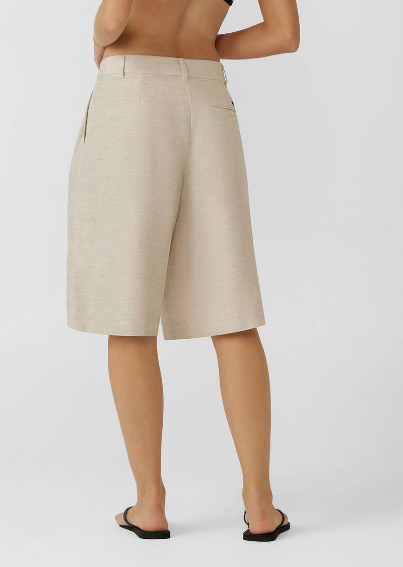 On-Trend Tailored 3/4 length Silhouette
Side Pockets and Back Welt Pocket to Stash your Essentials
Zip Fly with Hidden Secure Button and Hook Closure
Premium Lightweight Linen Blend Fabrication
Woven Logo Badge
