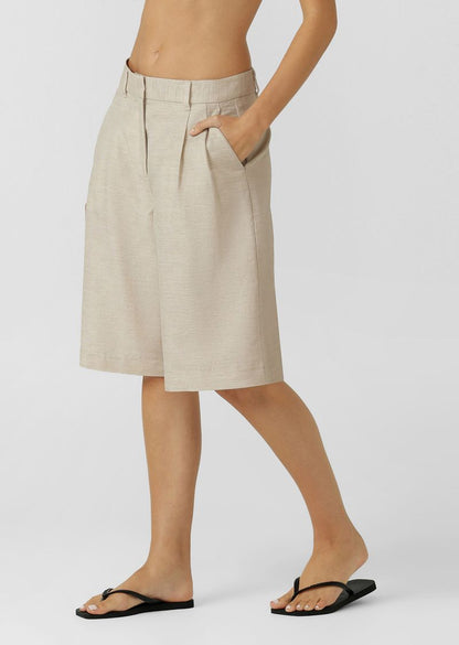 On-Trend Tailored 3/4 length Silhouette
Side Pockets and Back Welt Pocket to Stash your Essentials
Zip Fly with Hidden Secure Button and Hook Closure
Premium Lightweight Linen Blend Fabrication
Woven Logo Badge